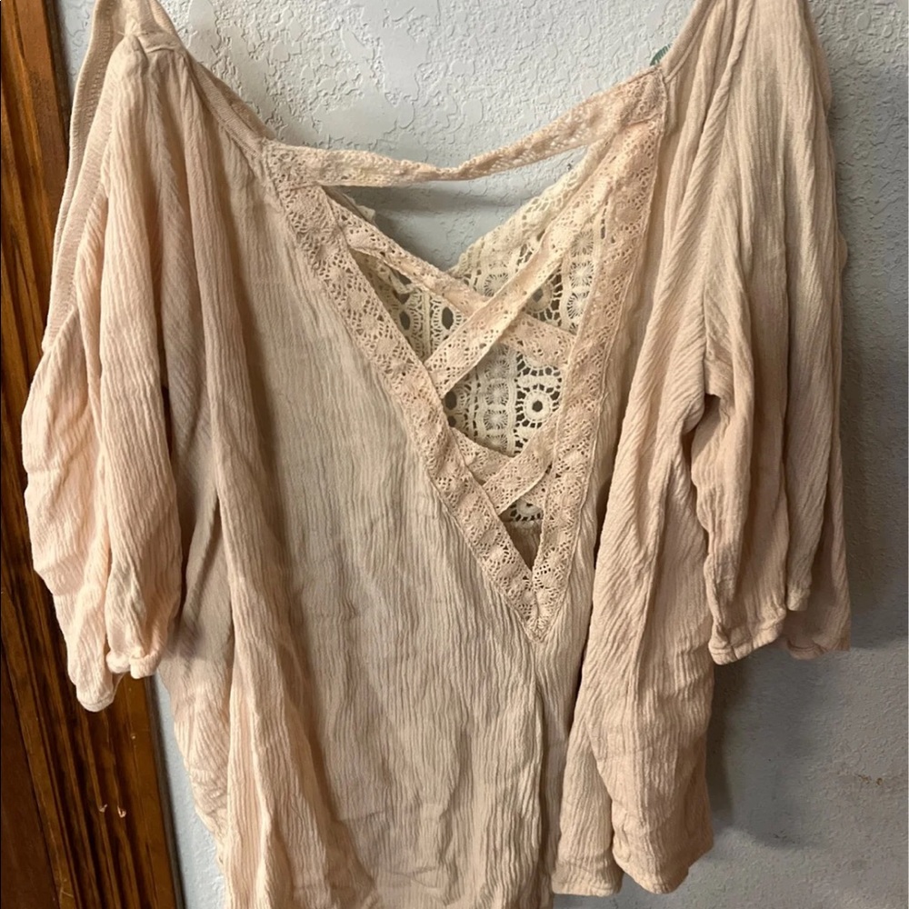 Short sleeve shoulder free summer shirt